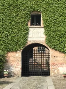 Vittskövle slott Brahe och Billes vapen ovanför porten. Foto och copyright Ann Walkendorff